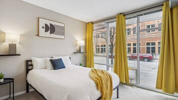 1 dormitorio, tabla de planchar con plancha, wifi y ropa de cama