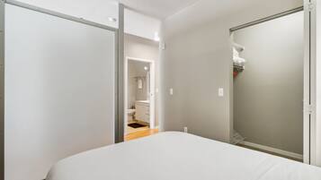 1 slaapkamer, een strijkplank/strijkijzer, wifi, beddengoed