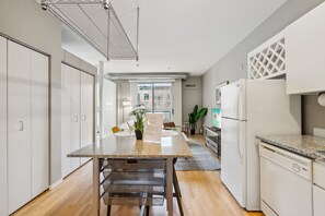 Frigorífico, microondas, horno y placa de cocina