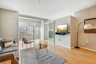 CozySuites Mill District with pool, gym #08