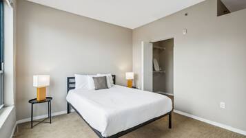 1 slaapkamer, een strijkplank/strijkijzer, wifi, beddengoed