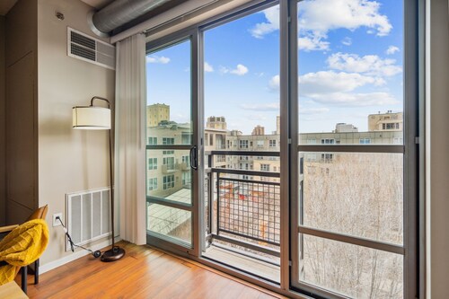 CozySuites Mill District with pool, gym # 09