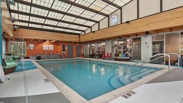 Una piscina cubierta