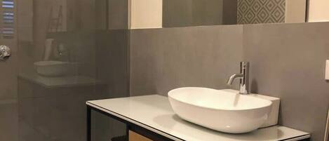 Douche, sèche-cheveux, bidet, serviettes fournies