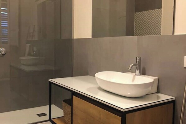 Douche, sèche-cheveux, bidet, serviettes fournies