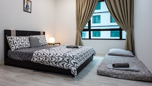 Un dormitorio moderno con cama, mesita de noche y ventana con cortinas.