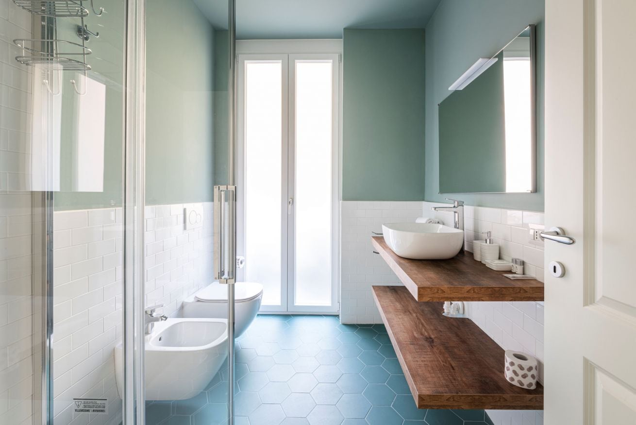 Een douche, een haardroger, een bidet, handdoeken