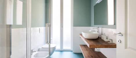 Douche, sĂšche-cheveux, bidet, serviettes fournies