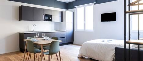 Tabla de planchar con plancha, wifi y ropa de cama