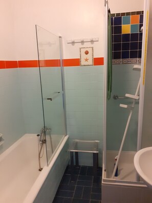 Dusche, umweltfreundliche Kosmetikartikel, Haartrockner, Handtücher