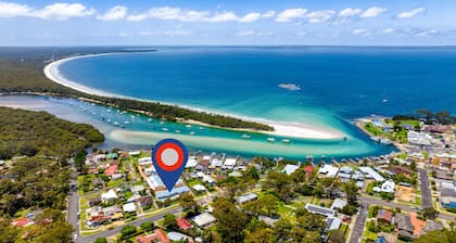 Waterfront Escape with Exclusive Jetty! 4 minutes walk into central Huskisson.