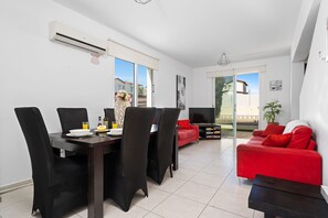 Villa | Dining - 2 bed - Sleeps 6 - Private Pool - 5 Min To Beach (Paralimni)