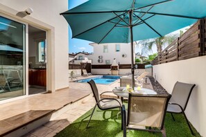 Villa | Outdoor dining - 2 bed - Sleeps 6 - Private Pool - 5 Min To Beach (Paralimni)