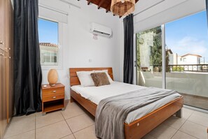 Villa | 2 bedrooms, free WiFi, bed sheets - 2 bed - Sleeps 6 - Private Pool - 5 Min To Beach (Paralimni)