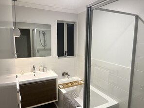 Shower, towels, soap, toilet paper - Modern Beach House in Scarborough. Walking distance to the beach! (Scarborough)