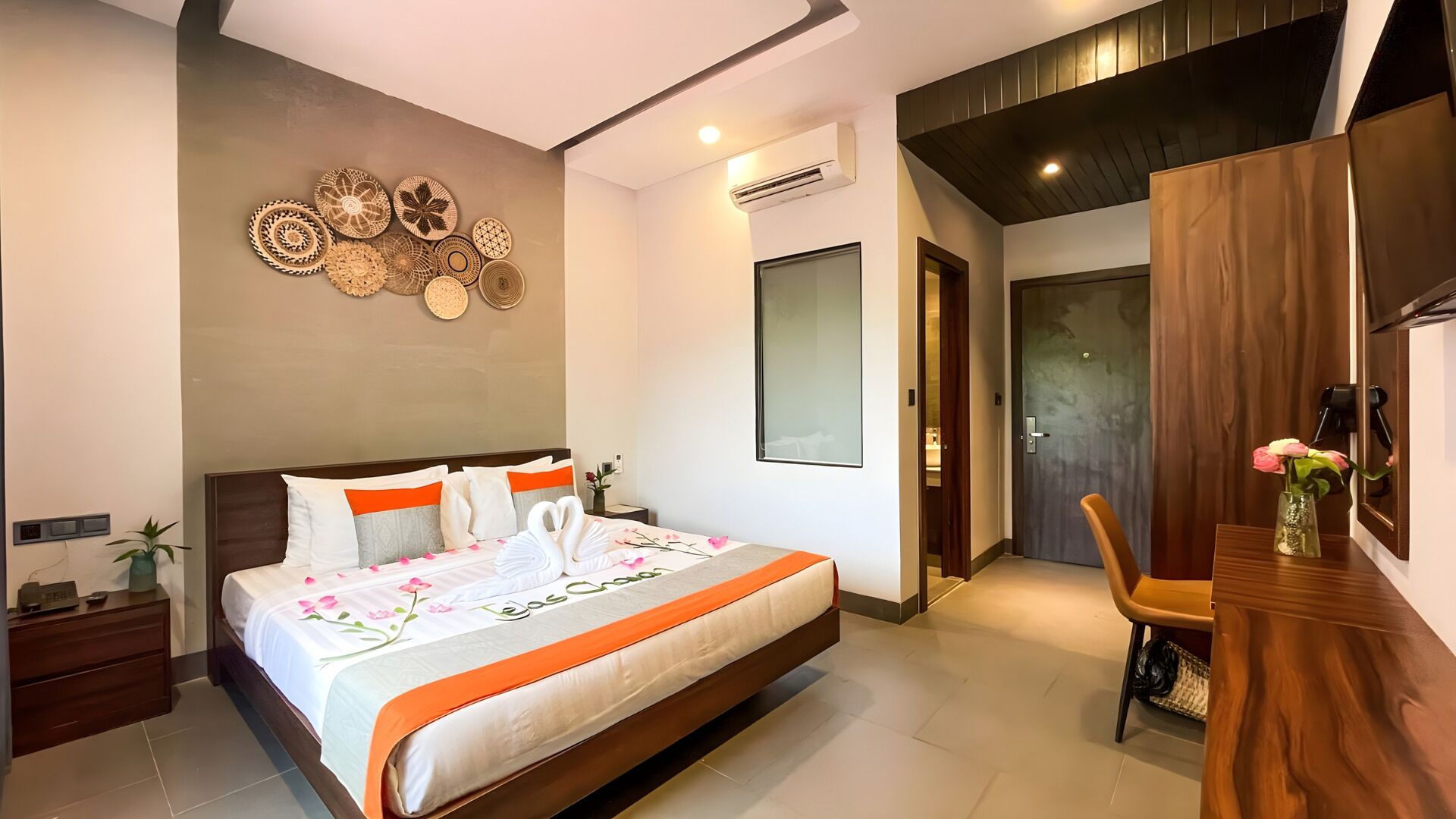 Minibar, caja de seguridad en la habitación y decoración personalizada 