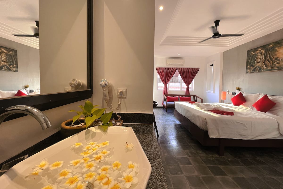 Quarto casal luxo (Free Bus Station Pick Up) | Frigobar, cofres nos quartos, escrivaninha