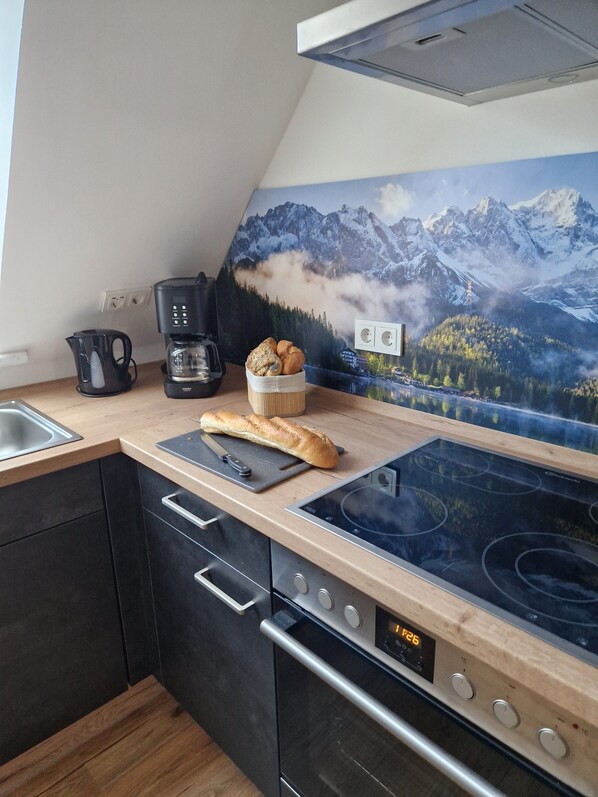 Kjøleskap, ovn, kokeplater og oppvaskmaskin