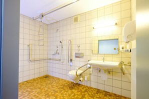 Basic Triple Room | Bathroom