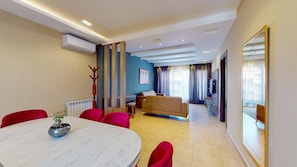 Apartamento ejecutivo, varias camas, cocina | Ropa de cama de alta calidad, minibar, decoración individual