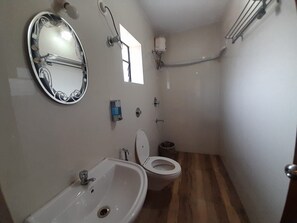 Classic Room | Bathroom | Shower, towels - Super Townhouse 1342 Blue saffron (New Delhi)