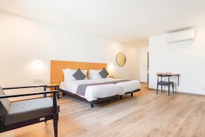 Habitación clásica | Espacio para trabajar con un portátil y ropa de cama