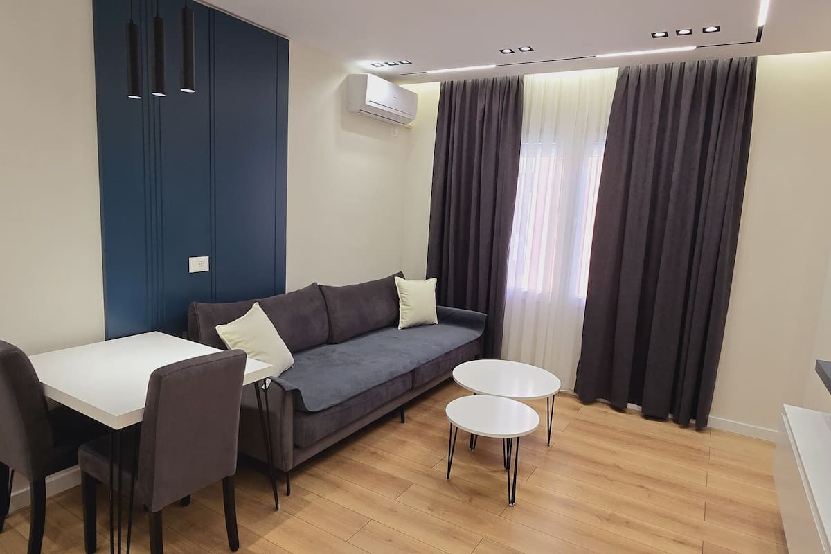 Apartment, Balcony | Ruang tamu | 42 inci televisyen skrin rata dengan kabel