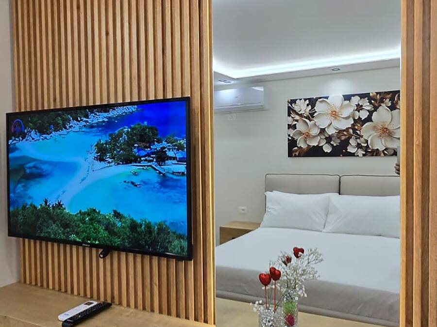 Deluxe Apartment | Soundproofing, iron/ironing board, free WiFi, bed sheets