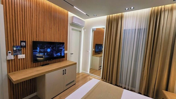 Deluxe Double Room, Balcony | Soundproofing, iron/ironing board, WiFi (free), bed sheets - Arkle 2 Apartments  (Tirana)