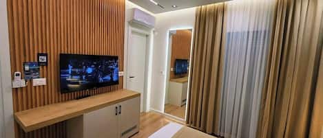Deluxe Double Room, Balcony | Soundproofing, iron/ironing board, free WiFi, bed sheets