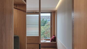 Un intérieur moderne avec un lambris en bois, un banc intégré offrant une vue agréable et un radiateur.