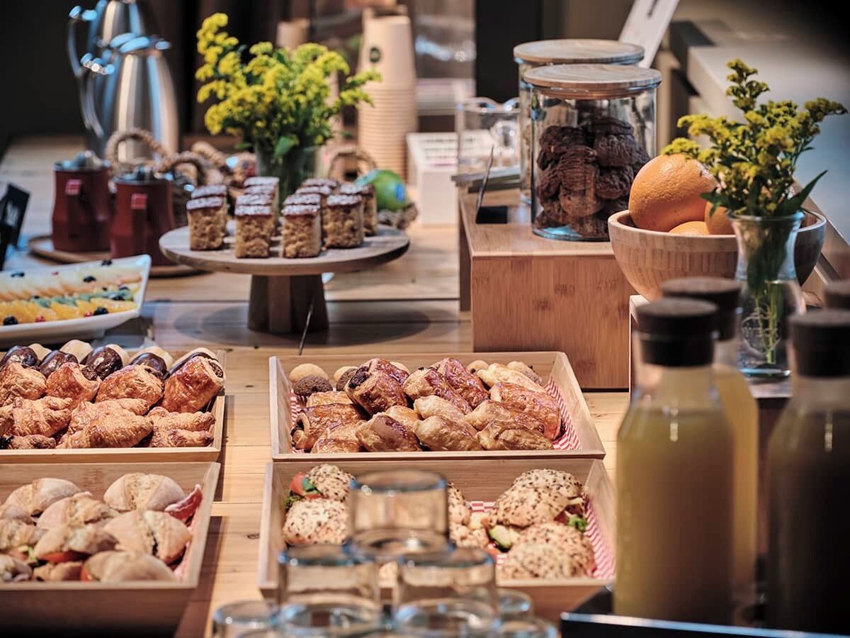 Sarapan bufet setiap hari (EUR 18 seorang) 