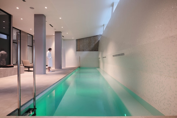 Una piscina techada, una piscina al aire libre