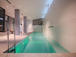 Una piscina cubierta, una piscina al aire libre