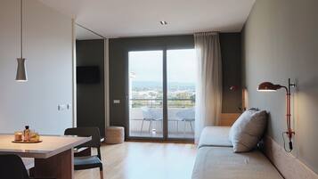 Zimmersafe, laptopgeeigneter Arbeitsplatz, kostenloses WLAN, BettwÀsche