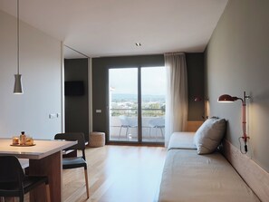 Safe på rommet, skrivebord for bærbar PC, wi-fi (inkludert) og sengetøy