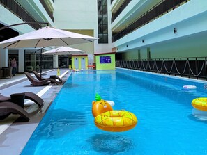 Una piscina al aire libre, sombrillas