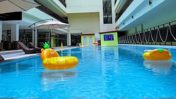 Utomhuspool med öppettider 07.00 till 23.00, och parasoller