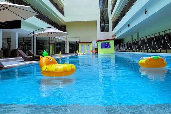 Kolam renang outdoor, dengan payung kolam renang