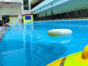 Una piscina al aire libre (de 07:00 a 23:00), sombrillas