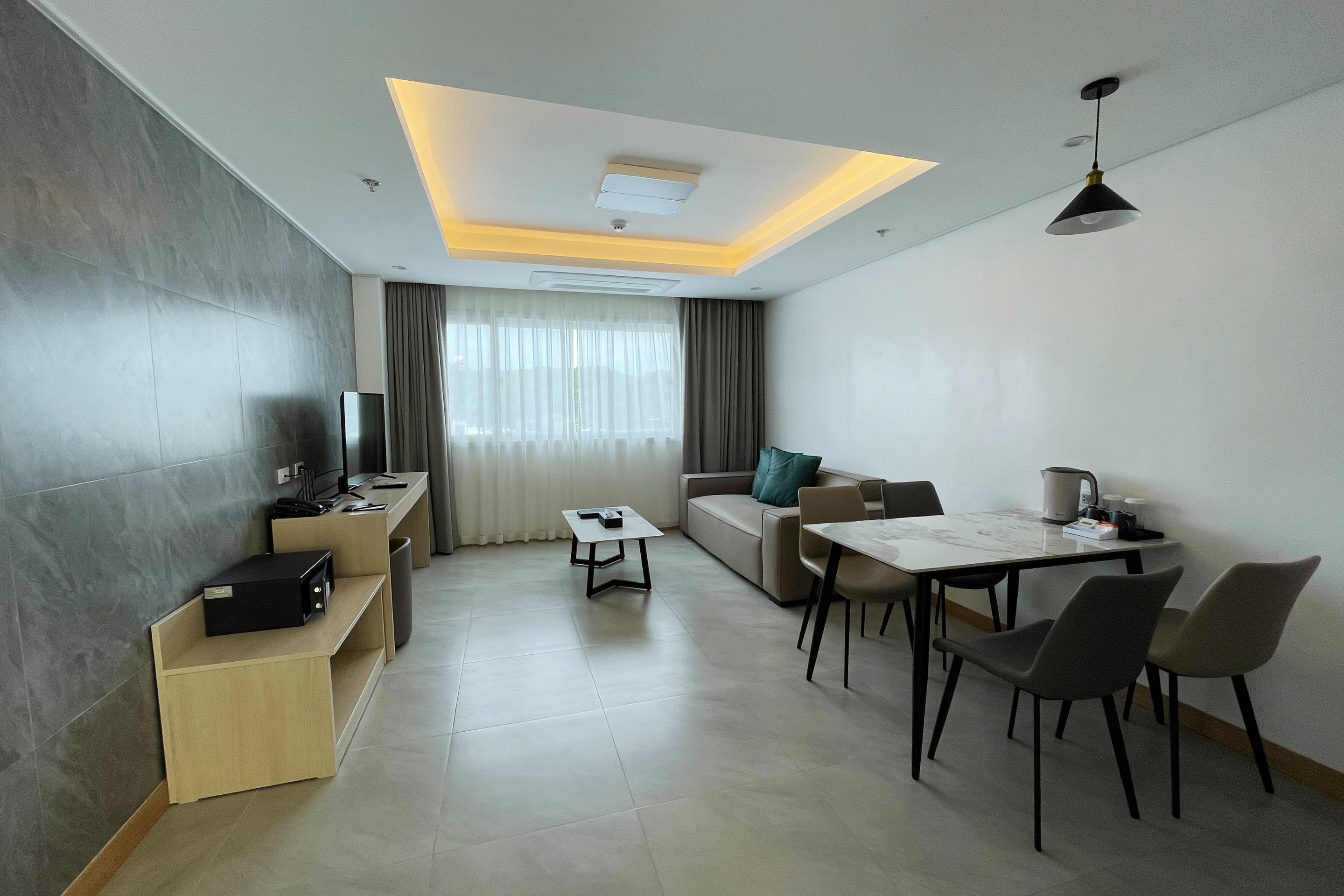 Caja de seguridad en la habitación y tabla de planchar con plancha 