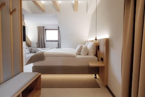 1 bedroom, premium bedding, in-room safe, free WiFi