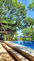 Una piscina al aire libre