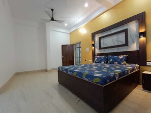 Classic Double or Twin Room - OYO 819595 Maa Yashodha Palace (Faizabad)