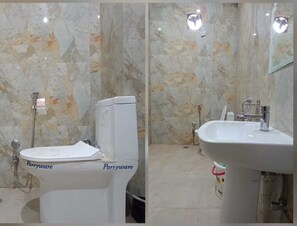 Habitación clásica con 1 cama doble o 2 individuales | Baño | Ducha y toallas