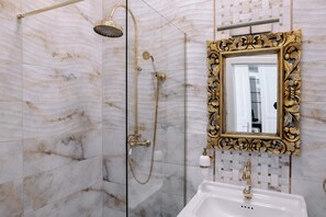 Deluxe kamer | Badkamer | Een douche, designer toiletartikelen, een haardroger, badjassen