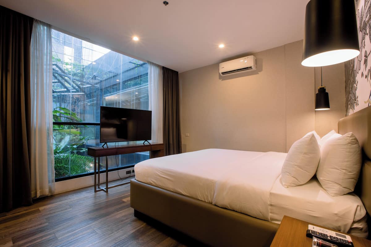 Large Nest with Atrium View | Garden view