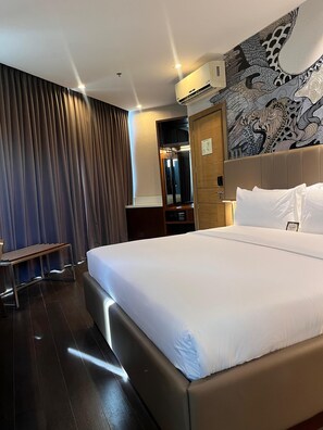 Suite | Peti besi dalam bilik, meja, ruang kerja komputer riba