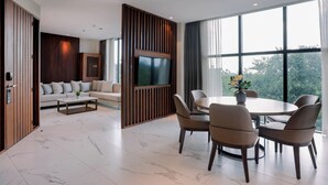 Masters Nest | In-room safe, desk, laptop workspace, blackout curtains - The Henry Hotel Roost Bacolod (Bacolod)