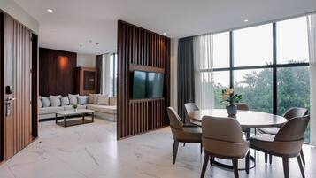 Masters Nest | In-room safe, desk, laptop workspace, blackout drapes